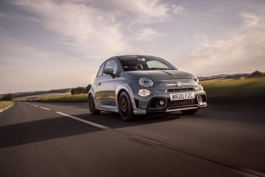  Abarth 695 70° Anniversario (312) 2019 года  (UK) (фото 6 из 26)